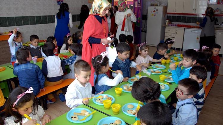 Anaokulu öğrencilerinin doğum günü etkinliği