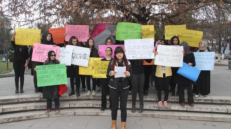 Lise öğrencilerinden kadın cinayetlerine tepki yürüyüşü