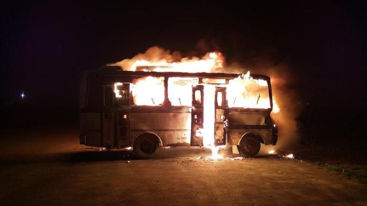 Tekirdağda park halindeki midibüs yandı