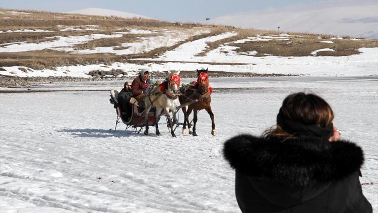 Gölde buz üzerinde atlı kızak ve güneş keyfi