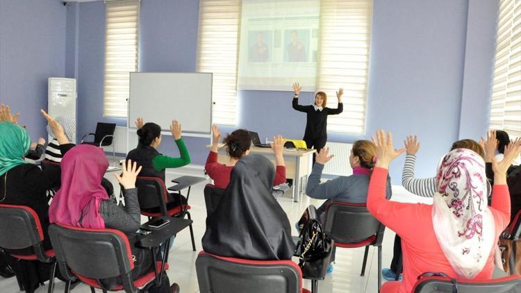 Yeşilyurtta kadınlara işaret dili kursu