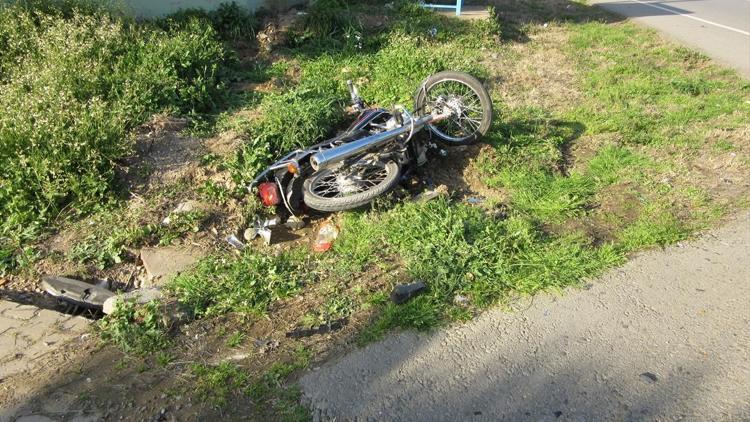 İzmirde motosiklet otomobile çarptı: 1 ölü