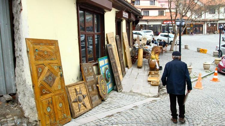 Odun olmaktan antikacılar sayesinde kurtuluyorlar