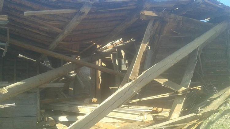 Hanönünde atıl durumdaki eski okul binası çöktü