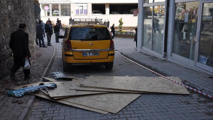 Kaldırımda yürürken başına sunta parçası düştü