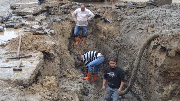 Su borusundaki patlak trafikte aksamla neden oldu