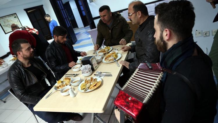 Çerkez yemeklerine Kafkas ezgileri eşlik ediyor