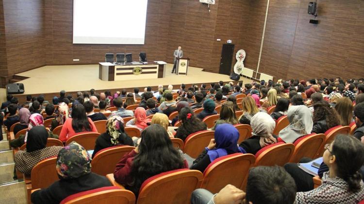 Öğretmen adayları simülasyon sınıflarda ders anlatıyor