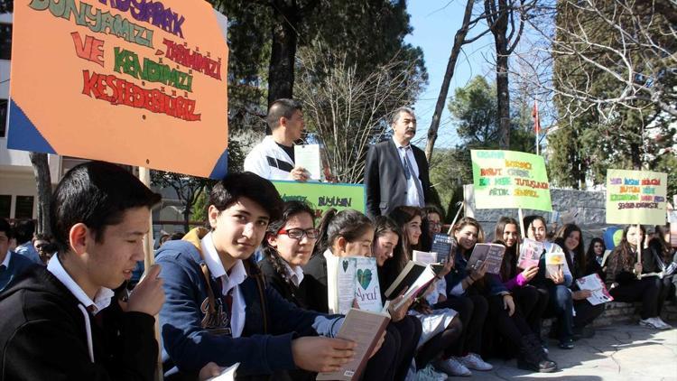 250 öğrenci aynı anda bir saat kitap okudu