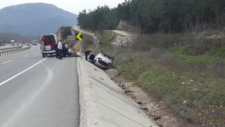 Bilecikte otomobil şarampole devrildi: 6 yaralı