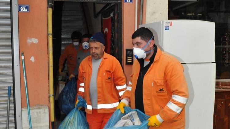 Kocaelide bir evden 3 kamyon çöp çıktı