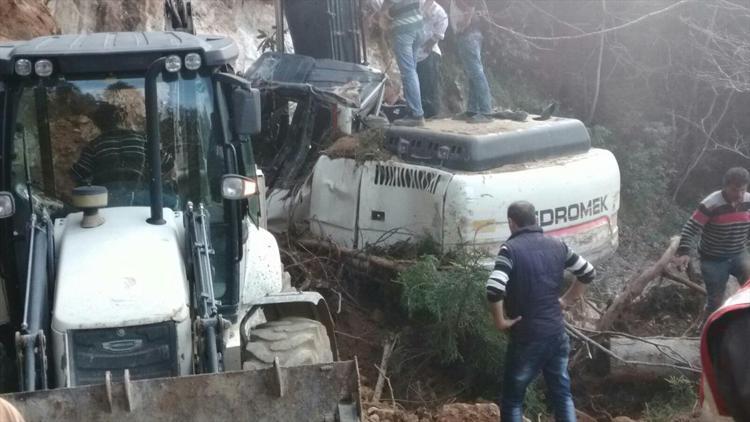 Çaykarada iş makinesine kaya düştü: 1 yaralı