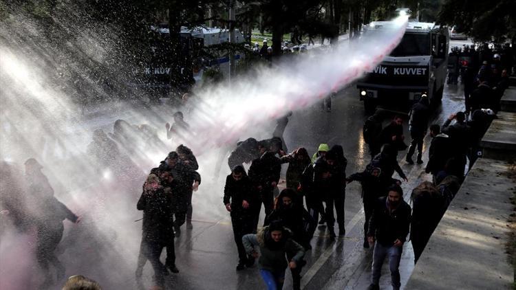 Anadolu Üniversitesinde protestocu gruba polis müdahalesi