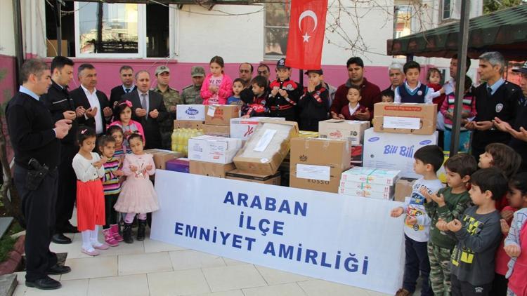 Polis eşlerinden Surdaki güvenlik güçlerine destek