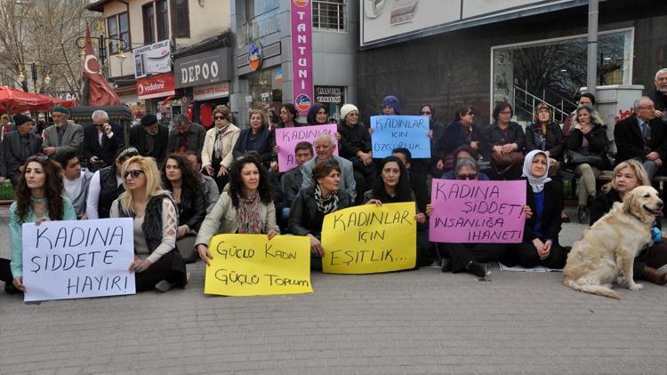 Kütahyada CHPli kadınlardan oturma eylemi