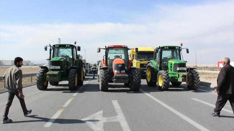 Alt geçit için traktörleriyle yolu kapattılar