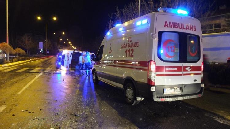 Nevşehirde ambulans ile hafif ticari araç çarpıştı: 3 yaralı