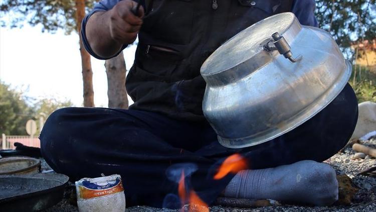 Seyyar kalaycı zamana direniyor