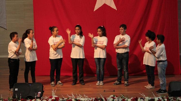 İstiklal Marşını işaret diliyle okudular