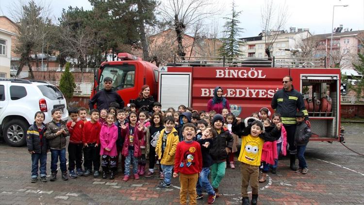 Anaokulu öğrencilerine itfaiye eğitimi