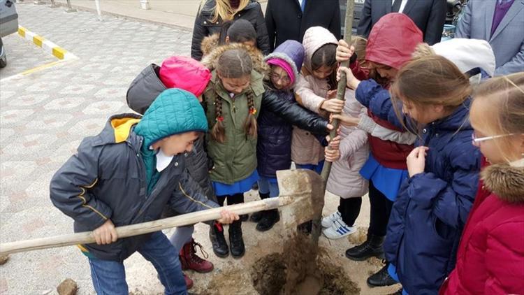 Lalapaşa Belediyesi öğrencilerle fidan dikti