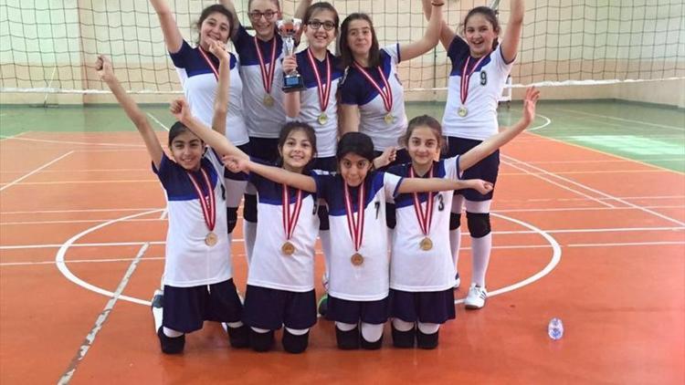 İstiklal Ortaokulu Küçük Kızlar Voleybol takımı il birincisi oldu