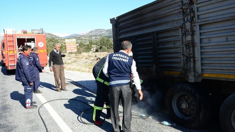 Antalyada balataları ısınan tırın dorsesi yandı