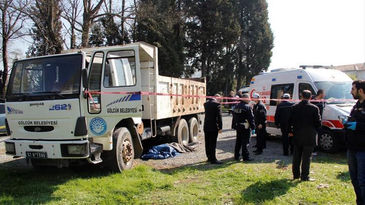 Freni boşalan kamyonu durdurmaya çalışırken öldü