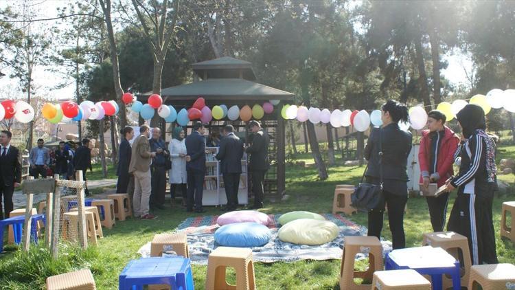 Vezirköprüde parkta geçici kütüphane oluşturdu