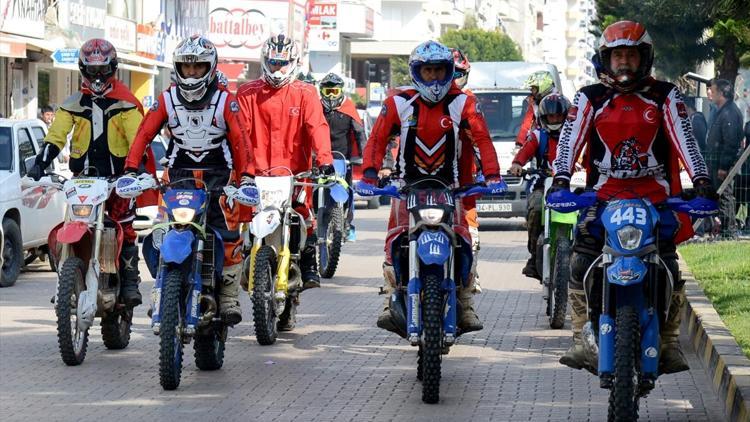 Motosiklet sporcularından teröre pankartlı tepki