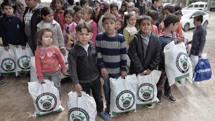 Suriyeli çocuklara kıyafet ve oyuncak yardımı