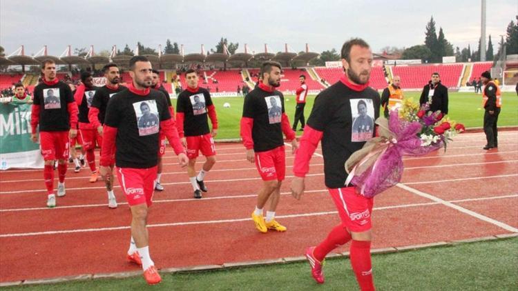 Balıkesirsporlu futbolcular şehitleri siyah formalarla andı