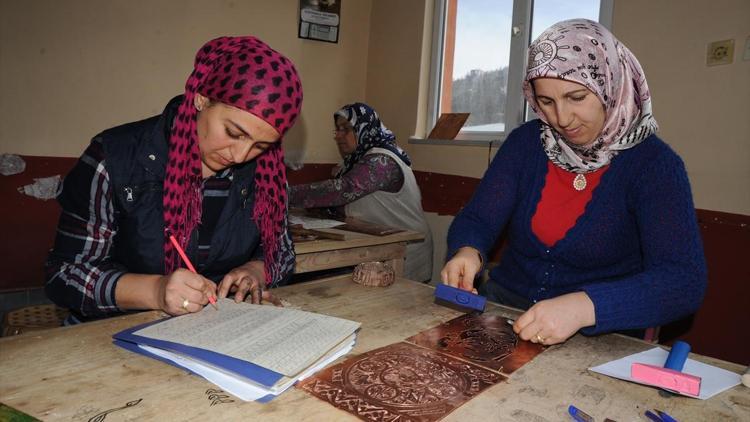 Murgullu kadınlara bakır işlemeciliği kursu