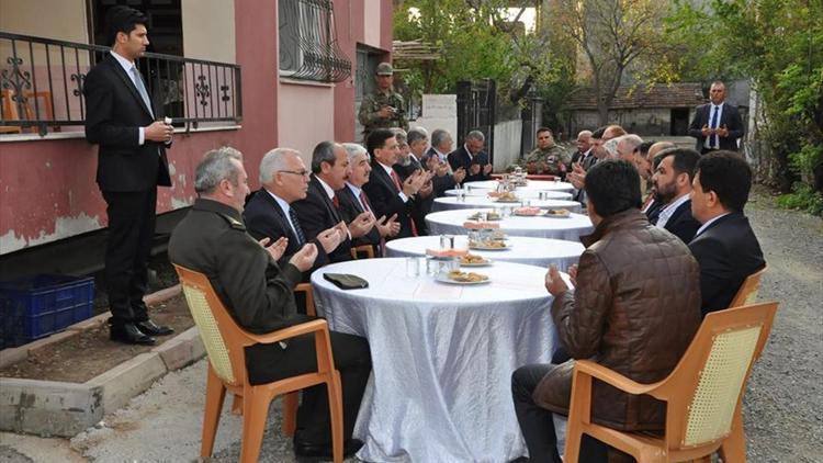 Hatay Valisi Topacadan şehit ailesine ziyaret