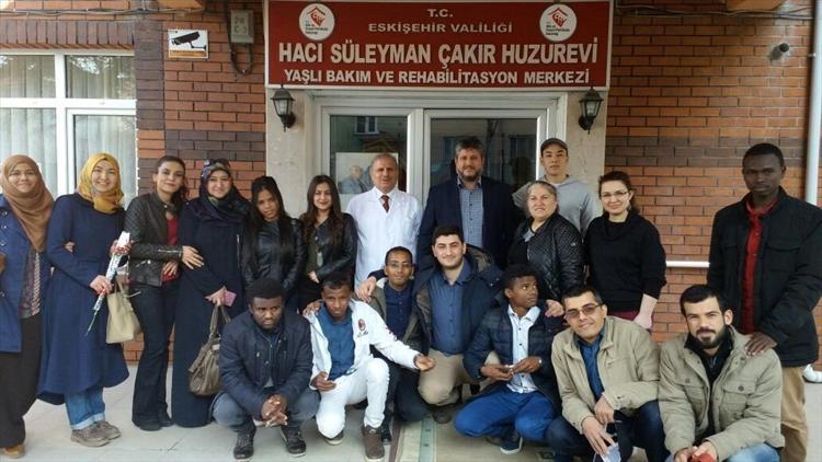 Yabancı öğrenciler çocuk yuvasını ve huzur evini ziyaret etti