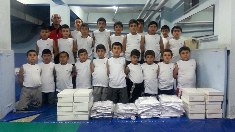 Türk Kızılayından güreşçi öğrencilere malzeme yardımı