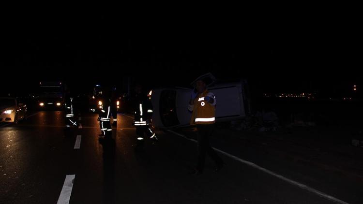 Konyada otomobille kamyonet çarpıştı: 7 yaralı