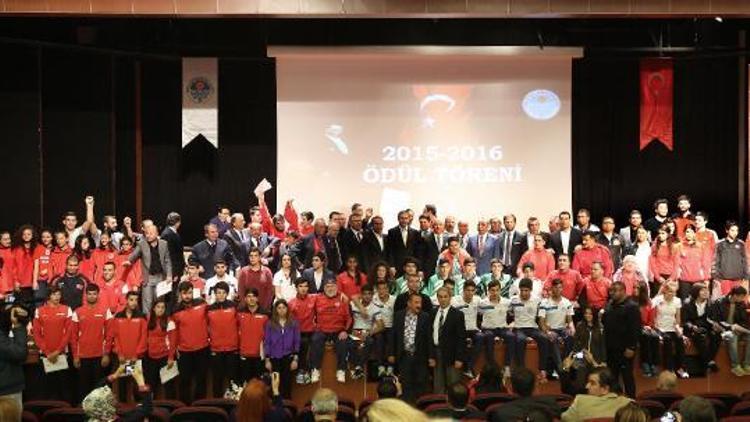 Mersinde başarılı sporculara ödül töreni