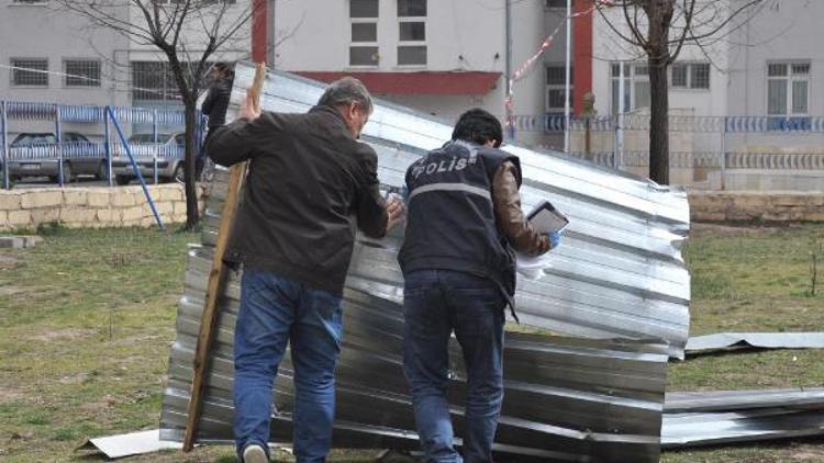 Çatı parçası okul bahçesine uçtu: 1 öğrenci yaralandı