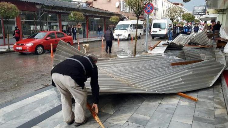 Düzcede fırtına çatı uçurdu