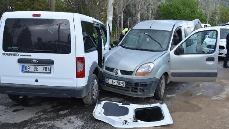 Uygulamadan kaçan otomobilin çaptığı 2 polis yaralandı