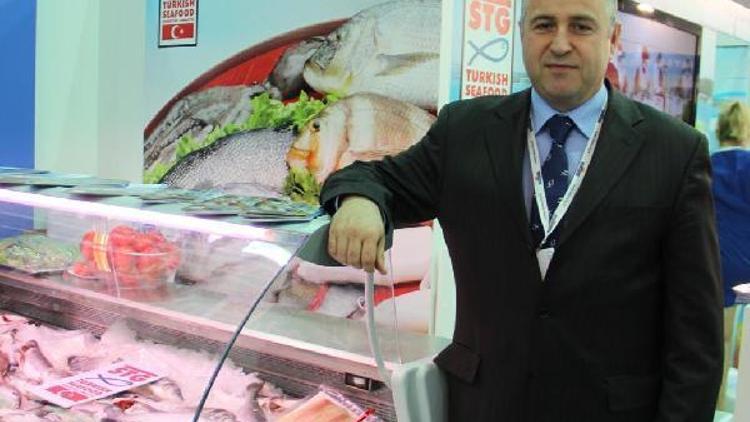 STG İstanbulda ziyaretçilere balık ikram etti