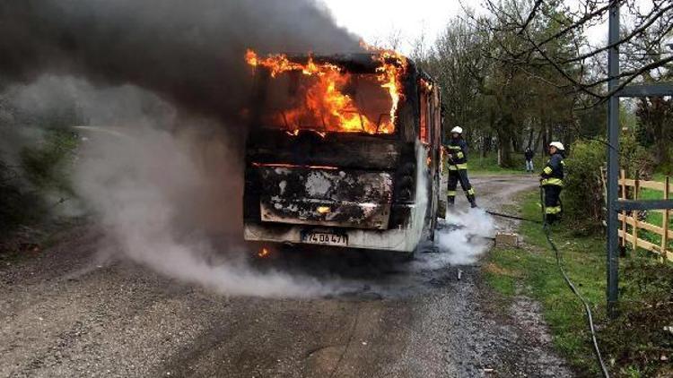 İşçi servis minibüsü yandı