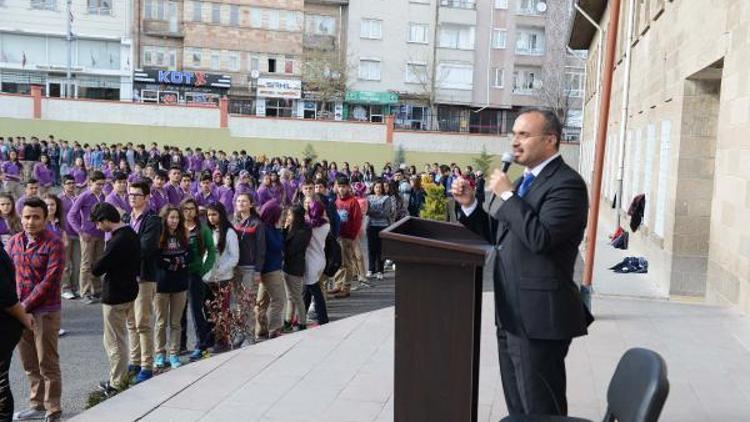 Nevşehir Lisesinde bin kişi ile ‘Şehitler Ölmez’ koreografisi
