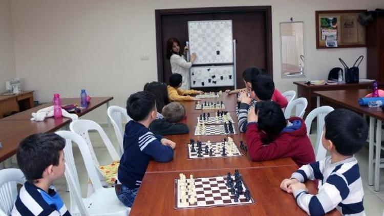 Eskişehirde çocuklar satranç öğreniyor