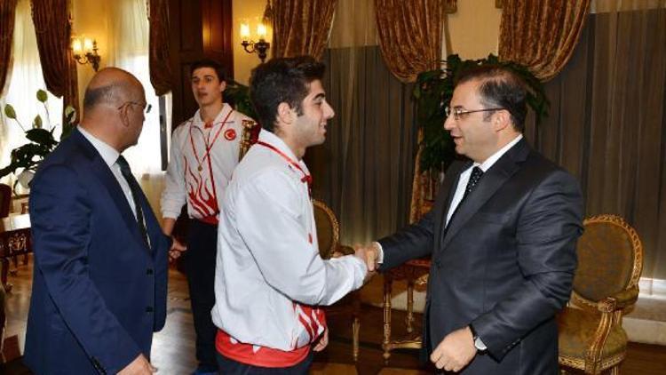 Vali Türker, Dünya Şampiyonu Hentbol Takımını ödüllendirdi