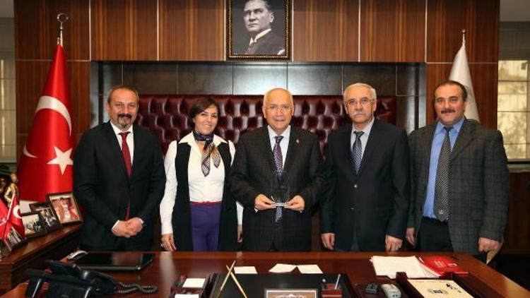 Güneşe Türküler Başkan Yaşara plaket getirdi