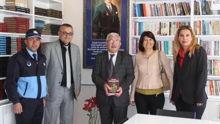 Kütüphane açılışında yazar Burhan kitaplarını imzaladı