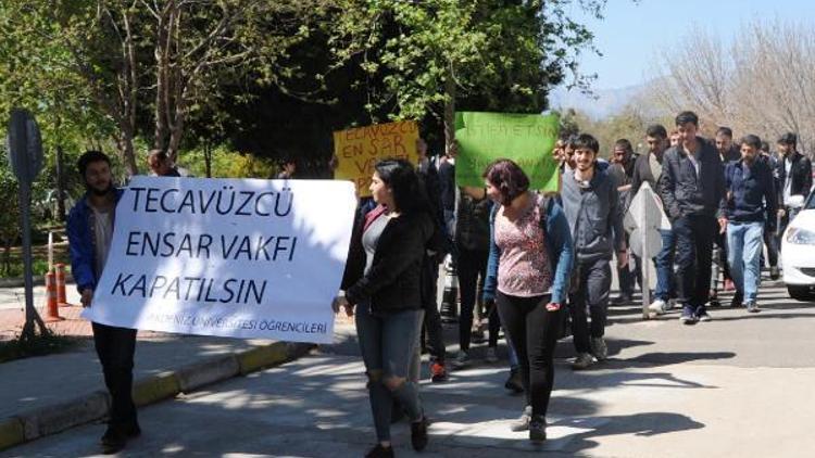 Öğrenciler, Ensar Vakfını protesto etti