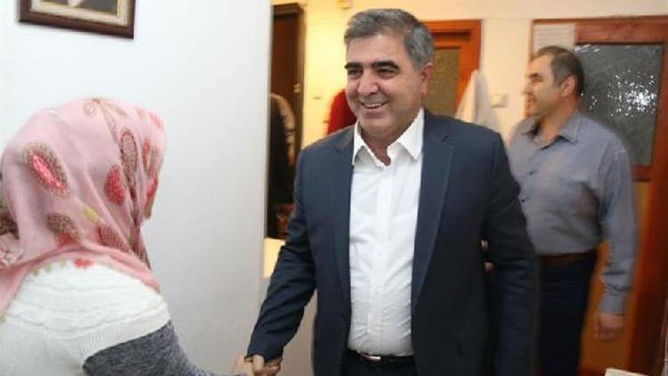 Başkan Özdemir engelli Zeynep’i evinde ziyaret etti